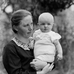 Franciszka Szulc, ur. w 1898 r., zm. w 1969 r., żona Bruna Knopa z Bogucic (niem. Bogutschütz), na zdjęciu z urodzonym w 1923 r. pierworodnym synem Robertem. Żyrowa (niem. Zyrowa), 1923 r.