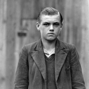 Nastoletni chłopiec w codziennym ubraniu. Oleszka (niem. Oleschka), około 1930 r.