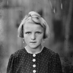 Dziewczynka w charakterystycznej fryzurze, czyli z tzw. rolą na głowie. Oleszka (niem. Oleschka), około 1940 r.