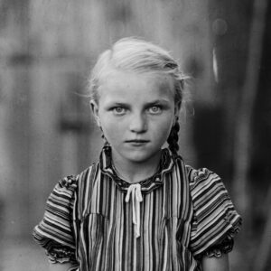Dziewczynka z warkoczami w codziennej sukience. Oleszka (niem. Oleschka), około 1930 r.