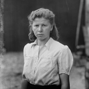 Klara Lepich (1924-2017), żona Teodora Kopca z Żyrowej (niem. Zyrowa) i najmłodsza siostra Franciszka Lepicha, autora fotografii. Kolonia Jasiona (niem. Jeschona), około 1940 r.