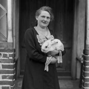Kobieta z królikiem. Jest nią Marta Bomba, mieszkanka Kolonii Jasiona (niem. Jeschona), żona Ferdynanda Leżocha. Po ślubie przeprowadziła się do Gliwic (niem. Gleiwitz). Oleszka (niem. Oleschka), około 1930 r.