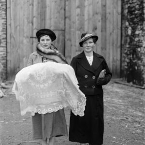 Niemowlę w beciku nakrytym kapą trzyma Marta Bomba. Kolonia Jasiona (niem. Jeschona), około 1930 r.