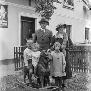 Małżeństwo z trójką dzieci. Oleszka (niem. Oleschka), lata 30. XX w.