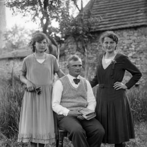 Na zdjęciu od lewej: Rita Labisz (z domu Truch) oraz Józef Post z siostrą Marią. Oleszka (niem. Oleschka), około 1930 r.
