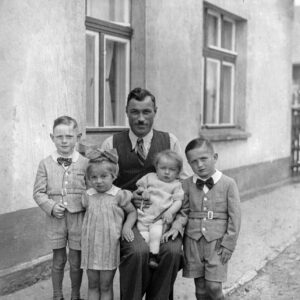 Zdjęcie rodzinne – ojciec z czwórką dzieci, Żyrowa (niem. Zyrowa), lata 30. XX w.