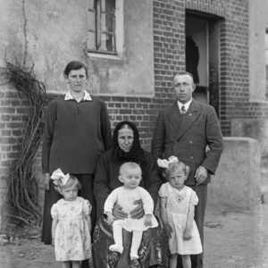 Portret rodzinny. Fotografia upamiętniająca pierwsze urodziny dziecka, tzw. roczek. Jasiona (niem. Jeschona), około 1930 r.