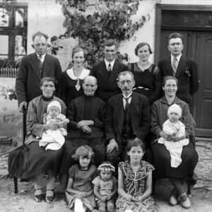 Rodzina wielopokoleniowa. Fotografia wykonana z okazji pierwszych urodzin bliźniaków. Oleszka (niem. Oleschka), lata 30. XX w.