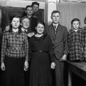 Na zdjęciu rodzeństwo w jednym z pomieszczeń rodzinnego domu. Oleszka (niem. Oleschka), lata 30. XX w.