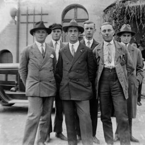 Mężczyźni przed gospodą w Oleszce, należącą do rodziny Bombów. Z przodu po środku stoi Franciszek Kilisz – mąż Luizy Lipok, ojciec czwórki dzieci, rolnik. Oleszka (niem. Oleschka), około 1930 r.