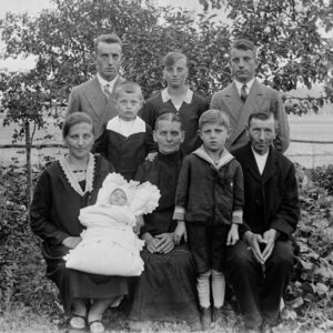 Wielopokoleniowa rodzina Szulców w przydomowym ogródku. Na zdjęciu m.in. Franciszka Szulc (po mężu Knop) z dziećmi – najstarszym synem Robertem, średnim Rudolfem i nowonarodzoną córką Klarą, obok rodzice Franciszki – Jadwiga i Franciszek. Żyrowa (niem. Zyrowa), 1930 r.