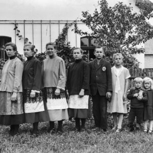 Na zdjęciu dziewięcioro rodzeństwa – siostry i bracia ustawili się od najstarszego do najmłodszego. Na Górnym Śląsku ta liczba wówczas nikogo nie dziwiła, bo większość małżeństw miała tam po kilkanaścioro dzieci. Oleszka (niem. Oleschka), lata 30. XX w.