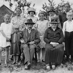Rodzina Lepichów w przydomowym ogrodzie z krewnymi z Tarnowskich Gór (niem. Tarnowitz). Kolonia Jasiona (niem. Jeschona), koniec lat 20. XX w.