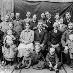 Na zdjęciu członkowie spowinowaconych z sobą rodzin Szulców i Lepichów. Szósta z lewej w górnym rzędzie: Jadwiga Szulc z matką Marią Lepich i mężem Franciszkiem Szulcem. W dolnym rzędzie siedzi Klara Lepich. Oleszka (niem. Oleschka), lata 30. XX w.