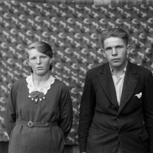 Anna, po mężu Mandalka (1917–2003), ze swoim bratem Alojzym Skórą (1913–1951). Kolonia Jasiona (niem. Jeschona), około 1930 r.