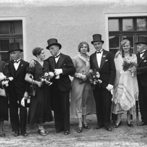 Druhny i drużbowie weselni. Kobiety zwyczajowo mają kwiatowy wianek na głowie. Oleszka (niem. Oleschka), lata 30. XX w.x