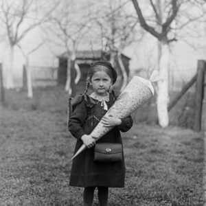 Pierwszy dzień w szkole. Na zdjęciu dziewczynka z tornistrem i tzw. tytą (z niem. Schultüte). Oleszka (niem. Oleschka), lata 30. XX w.