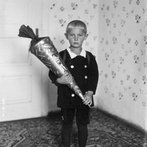 Pierwszy dzień w szkole. Na zdjęciu chłopiec z tornistrem i tzw. tytą (z niem. Schultüte). Oleszka (niem. Oleschka), lata 30. XX w.