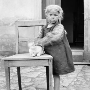 Klara Lepich (1924–2017) z kotkiem. Była to najmłodsza siostra Franciszka Lepicha, autora fotografii. Oleszka (niem. Oleschka), około 1928 r.