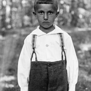 Chłopiec w często spotykanej na Górnym Śląsku fryzurze. Ze względów higienicznych i estetycznych chłopców strzyżono bardzo krótko, zostawiając im jedynie dłuższą i równo przyciętą grzywkę, zaczesywaną czasem na bok. Oleszka (niem. Oleschka), około 1930 r.