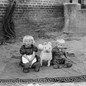 Dzieci na kocyku podczas zabawy przed domem. Oleszka (niem. Oleschka), około 1930 r.