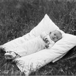 Niemowlę na poduszce zawinięte w pieluszki. Oleszka (niem. Oleschka), lata 20. XX w.