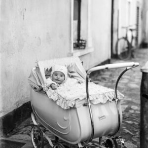 Niemowlę w wózku przed domem. Oleszka (niem. Oleschka), lata 30. XX w.