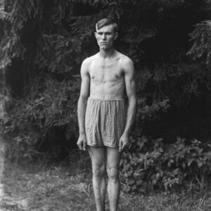 Młody mężczyzna w szortach kąpielowych. Oleszka (niem. Oleschka), lata 30. XX w.