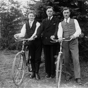 Trzech mężczyzn w eleganckich strojach na przejażdżce rowerowej. Okolice Oleszki (niem. Oleschka), lata 30. XX w.