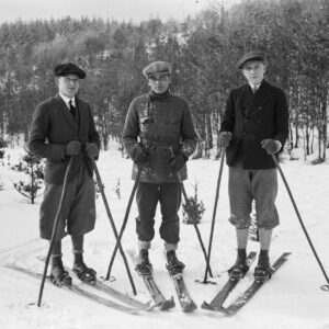 Trzech mężczyzn spędzających czas wolny na nartach. Okolice Góry św. Anny (niem. Sankt Annaberg), około 1930 r.