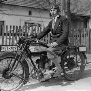 Mikołaj Lepich, młodszy brat autora fotografii, na motocyklu marki Schüttoff przed domem rodzinnym w czasie wolnym od pracy. Kolonia Jasiona (niem. Jeschona), około 1930 r.