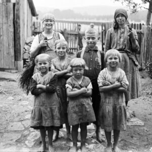 Dzieci Lepichów najpewniej w przerwie między pracami porządkowymi na swoim podwórku. Pierwsza z lewej: Klara Lepich. Kolonia Jasiona (niem. Jeschona), około 1930 r.