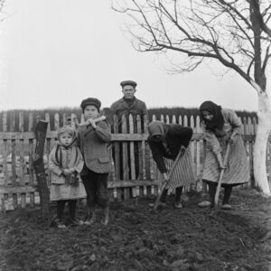 Lepichowie podczas wiosennych prac w swoim ogrodzie. Dzieci od lewej: Klara, Mikołaj, Waleska i Jadwiga. Kolonia Jasiona (niem. Jeschona), około 1928 r.