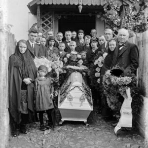Wyprowadzenie zwłok z domu. Żałobnicy zgromadzili się przy trumnie zmarłego. Oleszka (niem. Oleschka), lata 20. XX w.