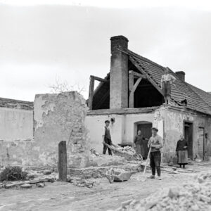 Rozbiórka starego domu Juliusza i Jadwigi Fleischerów w Żyrowej, Żyrowa (niem. Zyrowa), około 1931 r.
