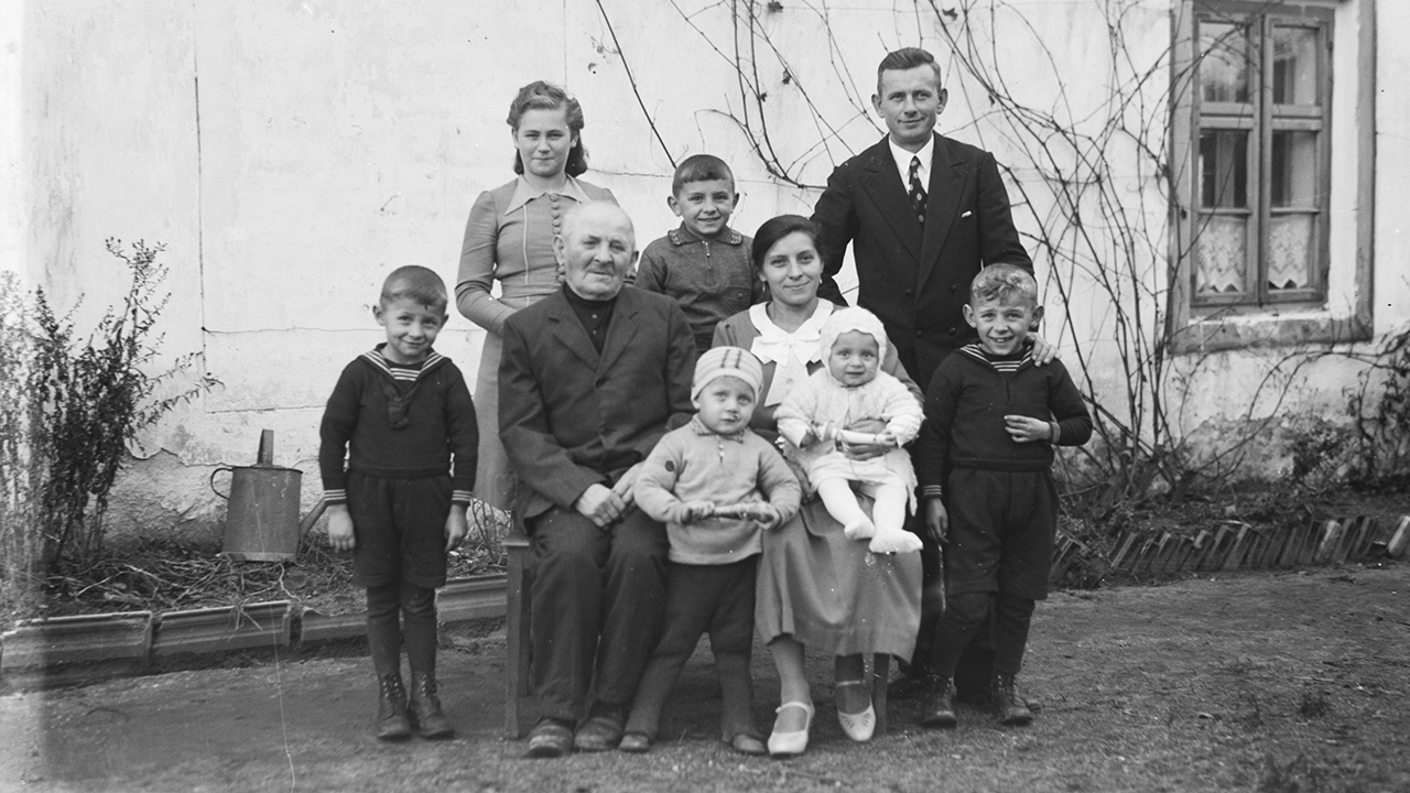 Rodzina Poradów z Żyrowej wykonane z okazji pierwszych urodzin Marii Porady, Żyrowa, 1946 (fot. Franciszek Lepich)